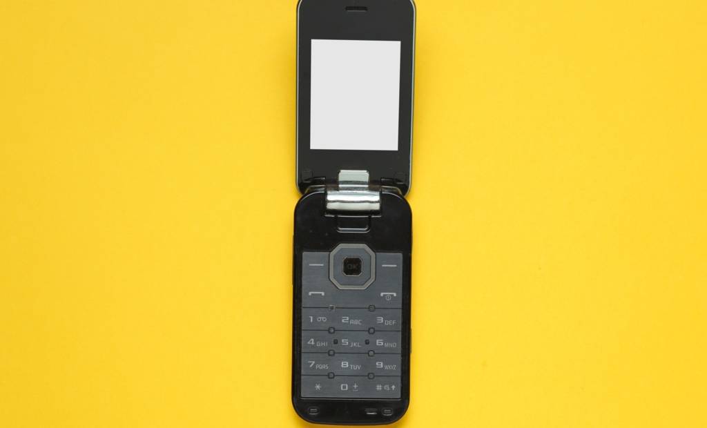 Retour vers le futur : quand le « flip phone » séduit la jeunesse