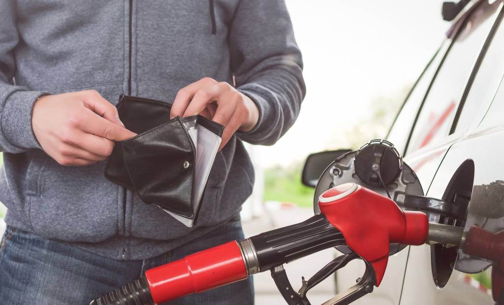 Voici pourquoi faire le plein d’essence coûtera plus cher cet été