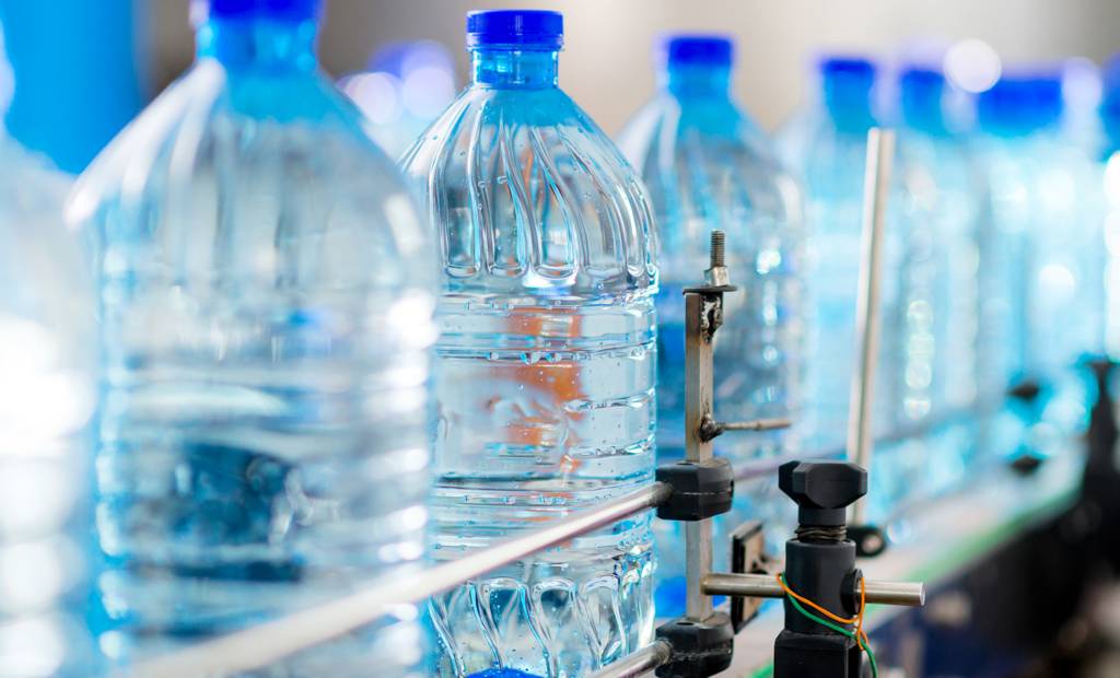 Eau potable: faire payer les embouteilleurs