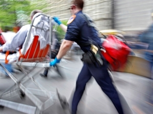 Le transport ambulancier est gratuit pour les 65 ans et plus : vrai et faux