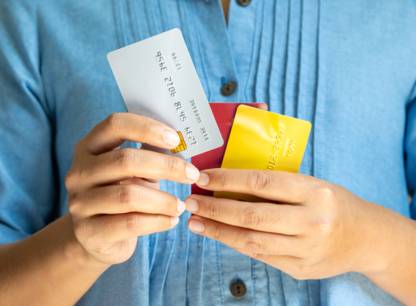 Est-ce que le fait de changer de carte de crédit pour obtenir de meilleures remises en argent peut affecter ma cote de crédit?