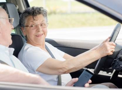 couple-personnes-agees-en-voiture-2048x1528