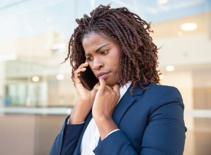 professionnelle-pensive-au-telephone-2048x1528