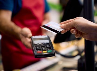 Économiser sur l’essence en utilisant la bonne carte de crédit : quatre scénarios comparés