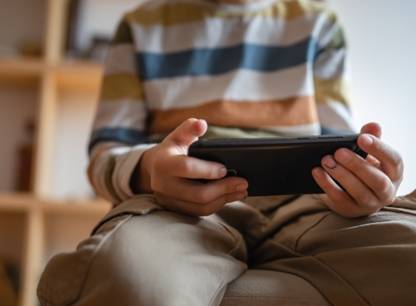 Enquête sur le bien-être des familles : les parents toujours préoccupés par les écrans