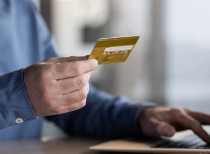 Pour certaines cartes de crédit, les émetteurs exigent des revenus [minimaux]. Pourquoi une telle discrimination ?