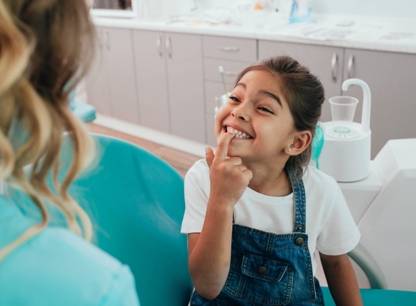 fillette-montrant-ses-dents-dentiste-2048x1528