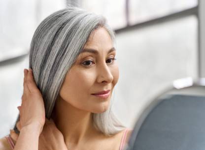 Cheveux blonds, blancs ou gris: le shampoing violet, votre meilleur ami?