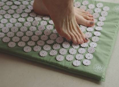 Les tapis d’acupression Shakti piquent la curiosité