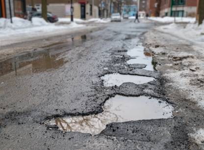 Pneu crevé dans un nid-de-poule : voici comment obtenir un dédommagement