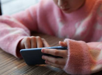 Ottawa veut forcer les réseaux sociaux et les agents conversationnels à protéger les jeunes