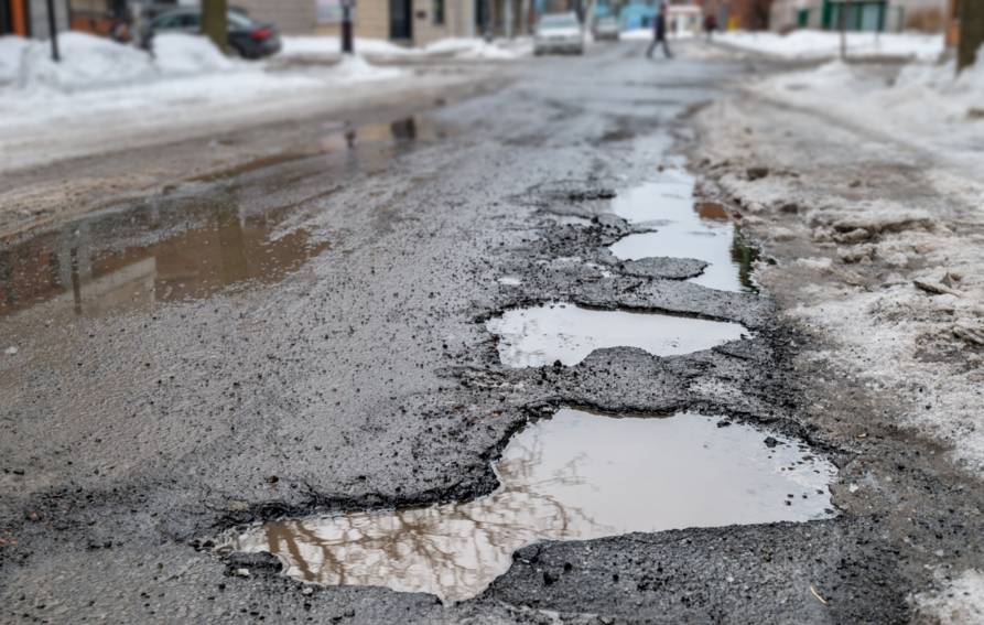 Pneu crevé dans un nid-de-poule : voici comment obtenir un dédommagement