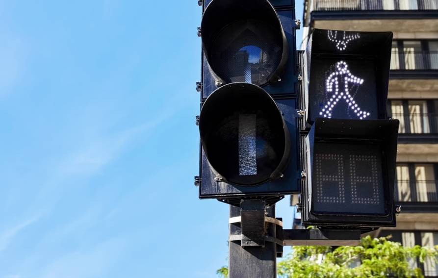 Puis-je virer à droite au feu rouge, si un feu pour piétons est activé?
