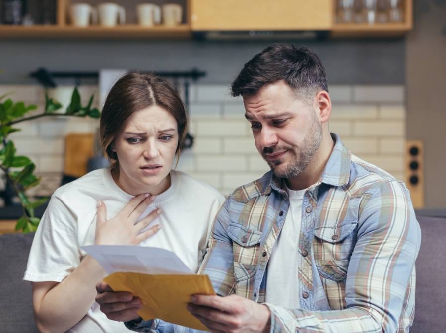 couple-inquiet-lisant-lettre-2048x1528.jpg