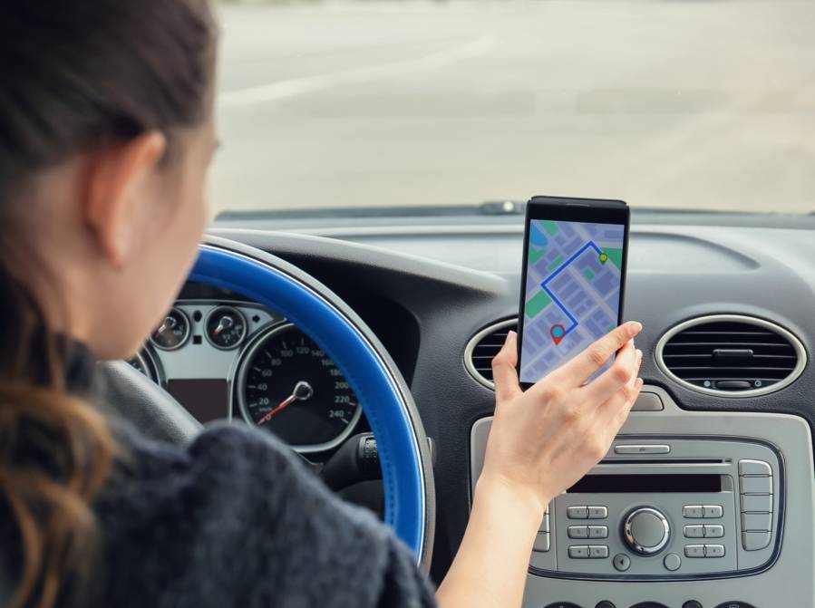 cellulaire-en-voiture-gps-2048x1528